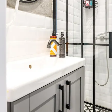 Minimal Studio Flat Near Moda Shore In Kadikoy Διαμέρισμα *